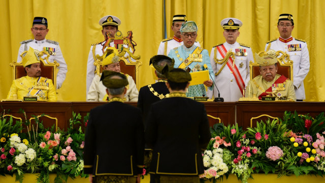 Suasana pelantikan Raja baru Malaysia, Sultan Abdullah Sultan Ahmad Shah di Istana Nasional di Kuala Lumpur, Malaysia. (Foto: Departemen Informasi/Shaiful Nizal Ismail )