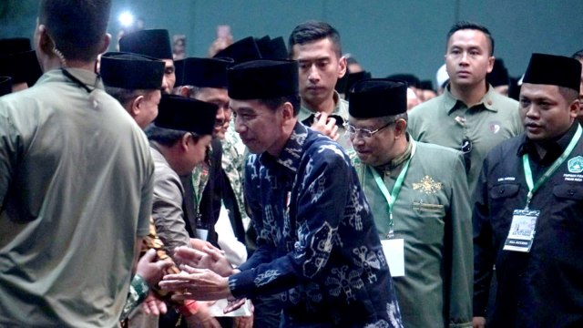 Presiden Jokowi bersalaman dengan para muslimat NU di acara Hari Lahir ke-93 NU di JCC Senayan, Jakarta, Kamis (31/1). (Foto: Nugroho Sejati/kumparan )