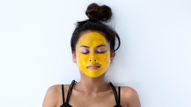 4 DIY Masker Ayurveda untuk Mencerahkan Kulit Kusam Saat Menstruasi