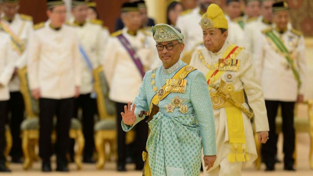 Raja baru Malaysia, Sultan Abdullah Sultan Ahmad Shah saat meninggalkan acara pelantikan di Kuala Lumpur, Malaysia. (Foto: Department of Information/Shaiful Nizal Ismail via REUTERS)