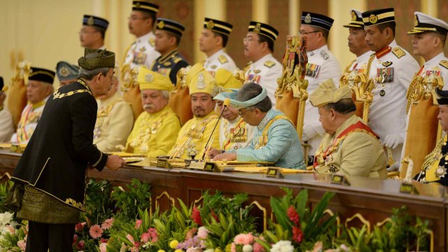 Proses pelantikan raja baru Malaysia, Sultan Abdullah Sultan Ahmad Shah. (Foto: Department of Information/Shaiful Nizal Ismail via REUTERS)