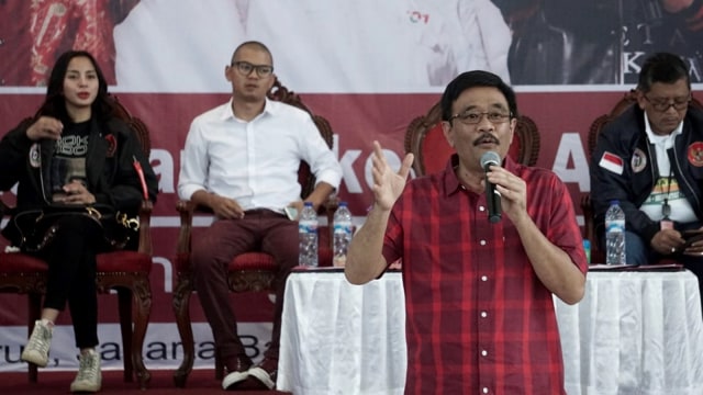 Politisi PDIP, Djarot Syaiful Hidayat, memberikan sambutan pada acara Pembekalan dan Konsolidasi Pemenangan Jokowi-Amin, Kamis (31/1).  (Foto: Jamal Ramadhan/kumparan)
