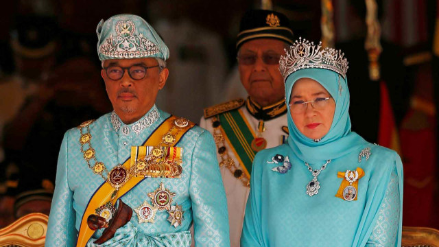 Raja baru Malaysia, Sultan Abdullah Sultan Ahmad Shah dan Ratu Tunku Azizah Aminah Maimunah saat menghadiri acara pelantikan  di Kuala Lumpur, Malaysia. (Foto: REUTERS/Lai Seng Sin)