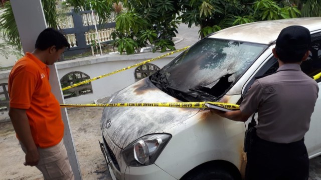 Mobil yang terbakar akibat aksi percobaan pembakaran yang terjadi di Kota Semarang, Kamis (31/1). Foto: Afiati Tsalitsati/kumparan