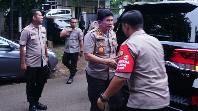 Wakapolri Komjen Pol. Ari Dono (kanan) saat tiba di rumah duka alm. Awaludin Djamin di Jalan Daha III, Jakarta Selatan, Kamis (31/1). (Foto: Nugroho Sejati/kumparan )