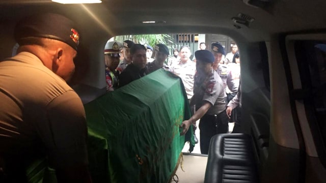 Jenazah Almarhum Awaludin Djamin tiba di Rumah Duka, Kamis (31/1). (Foto: Ricky Febrian/kumparan)