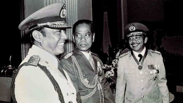 (Dari kiri) Jenderal Polisi Widodo Budidarmo, Menhankam/Pangab Jenderal TNI M.Yusuf dan Letjen Polisi Awaloedin Djamin berbincang sesaat sebelum pelantikan Kapolri yang baru oleh Presiden Soeharto di Istana Negara, Senin (25/9/1978).  (Foto: ANTARA FOTO/Rachman)