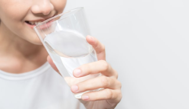 Ilustrasi banyak meminum air putih. Foto: Shutterstock