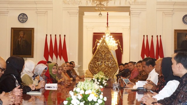 Presiden Jokowi duduk bersama para pengusaha pakaian muslim HijUPreneur di Istana Merdeka, Kamis (31/1). (Foto: Yudhistira Amran Saleh/kumparan)