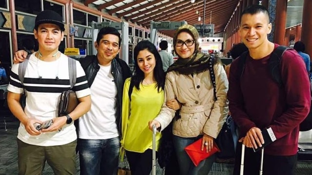 Saphira Indah (tegah) bersama Samuel Rizal (kanan) dkk (Foto: Instagram/@tommykurniawann)