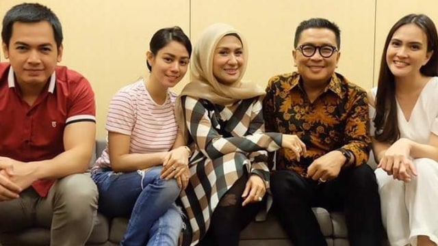 Shapira Indah (tengah) bersama Tommy Kurniawan dkk (Foto: Instagram/@tommykurniawann)