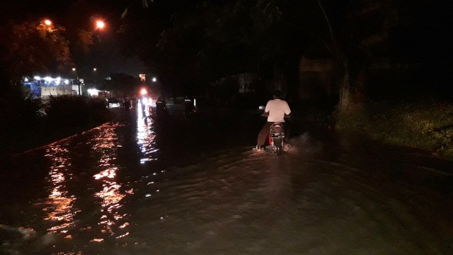 Suasana banjir di Kawasan Citraland, Surabaya, Kamis (31/1). (Foto: Yuana Fatwalloh/kumparan)