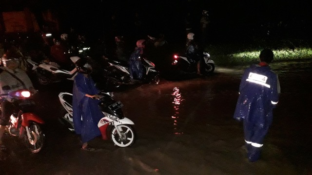 Suasana banjir di Kawasan Citraland, Surabaya, Kamis (31/1). (Foto: Yuana Fatwalloh/kumparan)