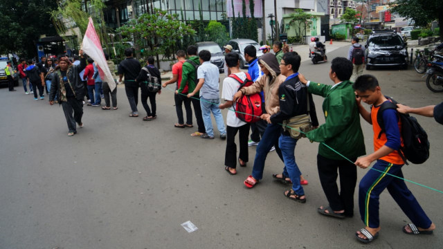 Sekelompok  disabilitas tunanetra Bandung berjalan mundur memprotes ketidakadilan. (Foto-foto: Agus Bebeng/Bandungkiwari)