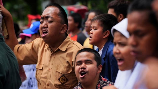 Foto: Kritik Pilpres, Tunanetra di Bandung Aksi Jalan Mundur   (3)