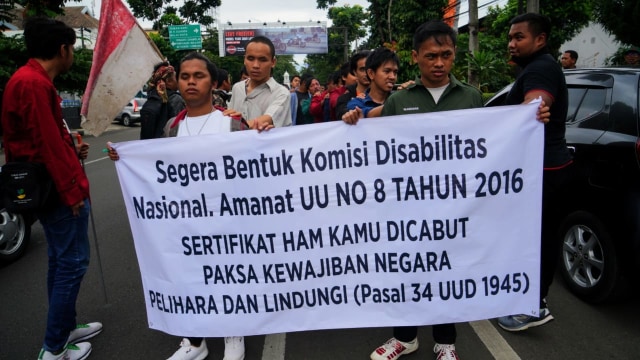 Foto: Kritik Pilpres, Tunanetra di Bandung Aksi Jalan Mundur   (6)
