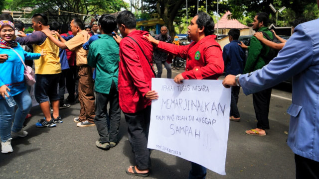 Sekelompok disabilitas tunanetra Bandung berjalan mundur memprotes ketidakadilan. Isu yang mereka soroti antara lain Pilpres 2019. (Foto-foto: Agus Bebeng/Bandungkiwari)