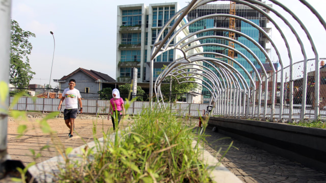 Jembatan Cinta di Bekasi yang terbengkalai. Foto: Iqbal Firdaus/kumparan