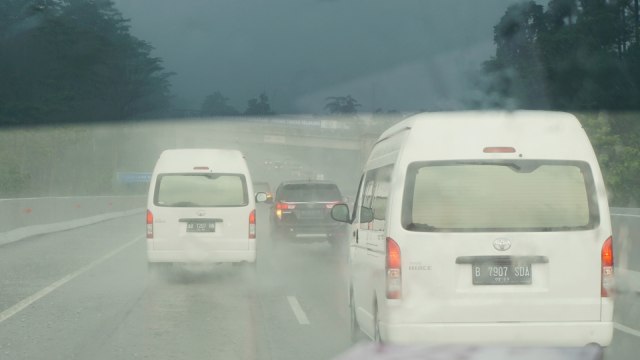 Sejumlah kendaraan yang menjajal Tol Trans Jawa Semarang-Solo. Foto: Yudhistira Amran Saleh/kumparan