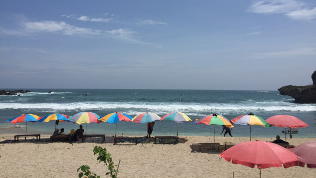 Menyusuri Pantai Siung Dan Sadranan Yang Sedang Hits Di