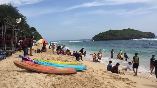 Menyusuri Pantai Siung Dan Sadranan Yang Sedang Hits Di