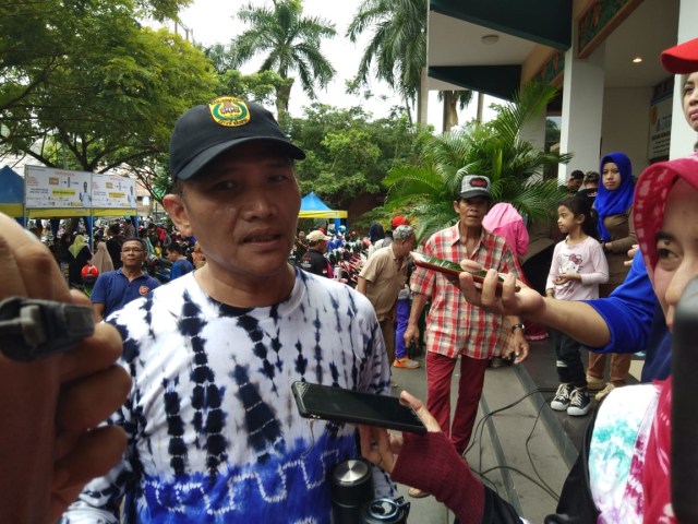 Kadis Pendidikan Kota Banjarmasin Totok Agus Daryanto di sela pembagian tumbler gratis di Menara Pandang, Minggu (3/2). Foto: Zahidi/banjarhits.id