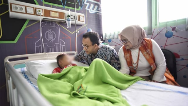 Gubernur DKI Jakarta Anies Baswedan mengunjungi pasien DBD di RSUD Pasar Minggu, Jakarta, Minggu (3/2/2019). Foto: Instagram @aniesbaswedan