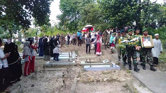 Jenazah Bupati Bangka Barat, Parhan Ali saat dibawa menuju TPU Kampung Ulu, Tebing Salam, untuk dimakamkan, Sabtu (2/2/2019) pagi. 