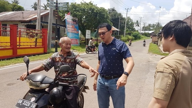 Basuki Tjahaja Purnama saat mengunjungi rumah saudara serta tetangga di Gantung, Belitung Timur. Foto: Instagram/@basukibtp Verified