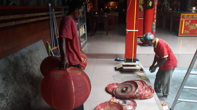 Suasana persiapan Klenteng Gondomanan sambut imlek. Foto: Nadhir Attamimi