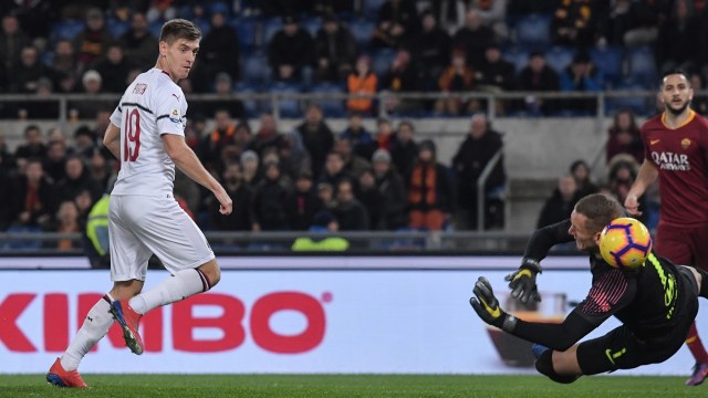 Krzysztof Piatek mencetak  gol ke gawang AS Roma. Foto: Tiziana Fabi/AFP