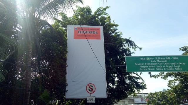 Salah satu Billboard yang disegel di sepanjang Jalan Gatot Subroto. Foto: Maulana Ramadhan/kumparan