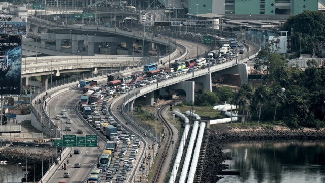 Ilustrasi lalu lintas di Singapura. Foto: AFP/ROSLAN RAHMAN