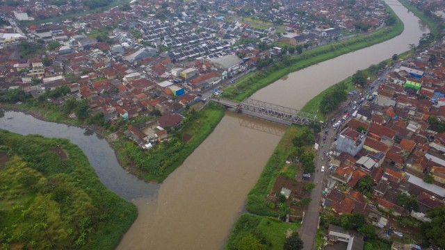 Limbah pabrik yang dibuang di Daerah Aliran Sungai (DAS) Citarum, Rancamanyar, Kabupaten Bandung. Foto: ANTARA FOTO/Raisan Al Farisi