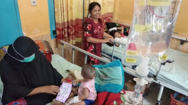 Sejumlah balita menderita penyakit DBD yang dirawat di RS Salewangang Maros. 