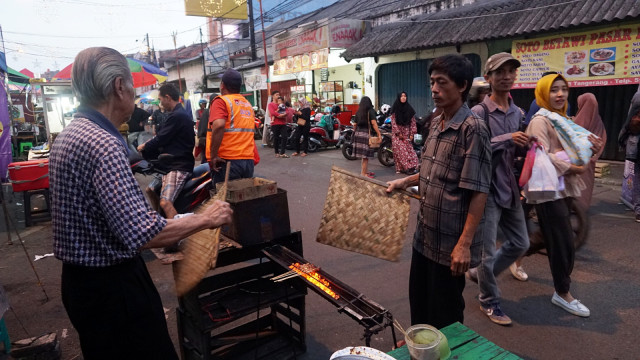 Suasana di kawasan kuliner Pasar Lama Tangerang. Foto: Iqbal Firdaus/kumparan