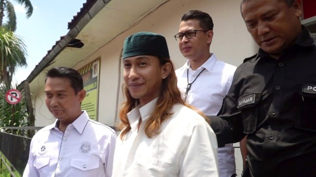 Polisi serahkan Habib Bahar bin Smith ke Kejari Cibinong, Bogor, Senin (4/2). Foto: Dok. Humas Polres Bogor