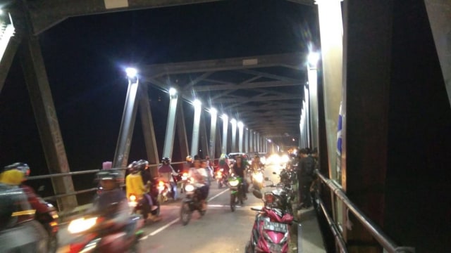 Suasana lokasi kejadian di jembatan Bengawan Solo Glendeng, di Desa Simo Kecamatan Soko Kabupaten Tuban, Jumat (01/02/2019)