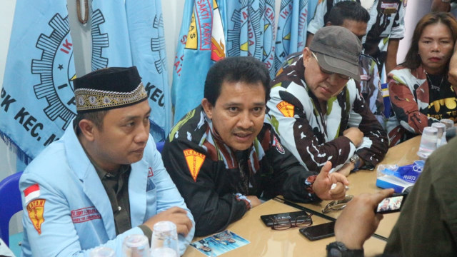 Ketua Ikatan Pemuda Karya (IPK) Thomas Purba saat memberikan keterangan pers kepada wartawan, Senin (4/2). Foto: Rahmat Utomo/kumparan