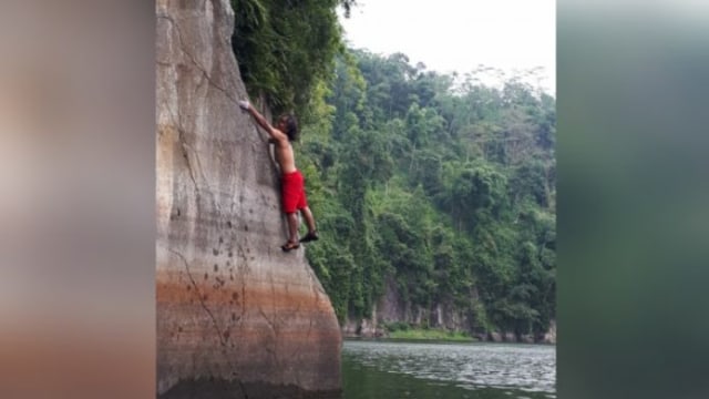 Seorang atlet memanjat tebing di sekitar Gunung Argopuro. (Foto: Hendra T, staf Diskominfo Kabupaten Probolinggo)