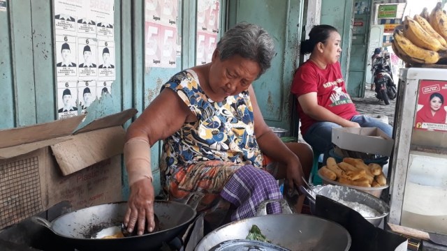 Mamah Cun penjual kue tempel di Tegal. (Foto: Rulas Agustiar)