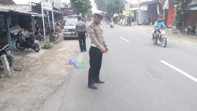 Petugas Polsek Padangan, saat lakukan Olah TKP, kecelakaan di jalan raya Bojonegoro - Ngawi, turut wilayah Dusun Pengkok Desa Padangan Kecamatan Padangan Bojonegoro, Sabtu (02/02/2019)