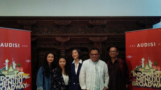 Ari Tulang (kanan) bersama peserta Audisi Indonesia Menuju Broadway. Foto: Maria Gabrielle Putrinda/kumparan