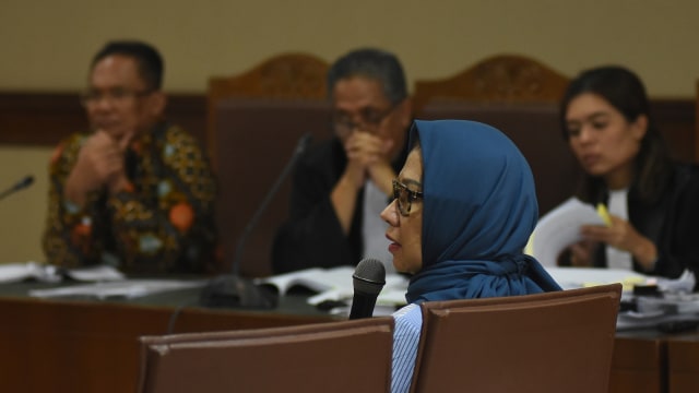 Mantan Dirut PT Pertamina Karen Agustiawan memberikan kesaksian bagi terdakwa Bayu Kristanto di Pengadilan Tipikor, Jakarta, Senin (4/2). Foto: ANTARA FOTO/Indrianto Eko Suwarso