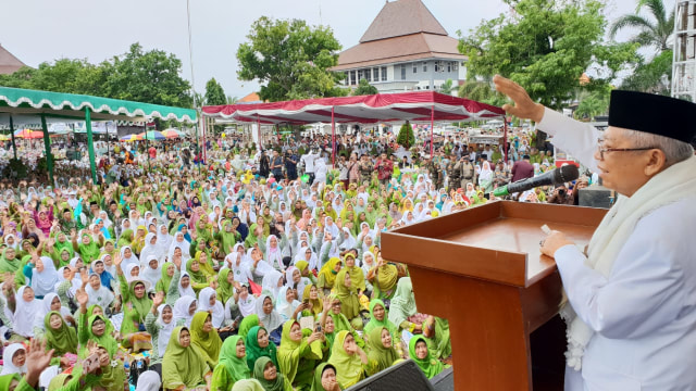 Ma'ruf Amin memberikan tausiah dalam rangka hari ulang tahun ke-9 Nadhlatul Ulama (NU) di Alun-alun Kabupaten Kendal, Jawa Tengah, Senin (4/2). Foto: Dok. Tim Media Ma'ruf Amin