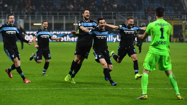 Para pemain Lazio merayakan kemenangan. Foto: Miguel MEDINA / AFP