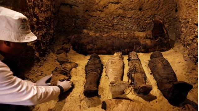 Beberapa mumi anak kecil yang dipamerkan di situs arkeologi Tuna El-Gebel, Minya, Kairo Foto: REUTERS/Abdallah Dalsh
