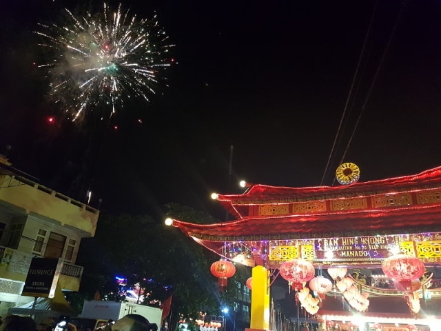 Pesta Kembang Api di kawasan Pecinan Kota Manado untuk menyambut malam pergantian tahun baru Imlek 2570