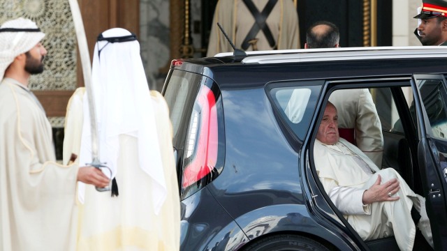 Paus Fransiskus saat tiba di upacara penyambutan di Istana Presiden di Abu Dhabi, Uni Emirat Arab. Foto: REUTERS/Ahmed Jadallah