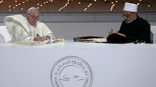 Paus Fransiskus (kiri) bersama Imam Besar al-Azhar Sheikh Ahmed al-Tayeb menandatangani sebuah dokumen tentang memerangi ekstremisme, saat pertemuan antaragama di Founder's Memorial. Foto: REUTERS/Tony Gentile
